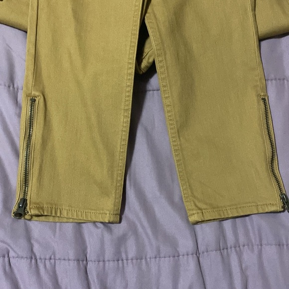 Women Levi’s mustard color cargo skinny stretchy jeans - Picture 3 of 8